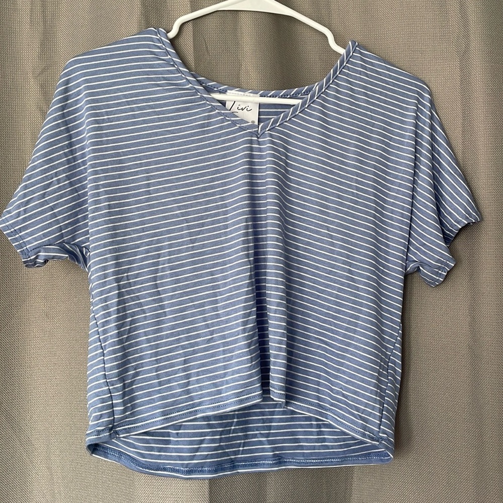 Livi by Olivia Rae Blue and White Cropped V-Neck | Size M